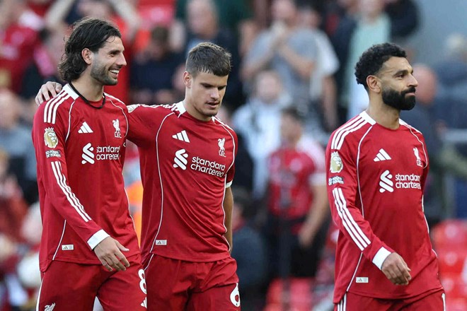Cầu thủ Liverpool thất vọng trên sân giữa bão chỉ trích.